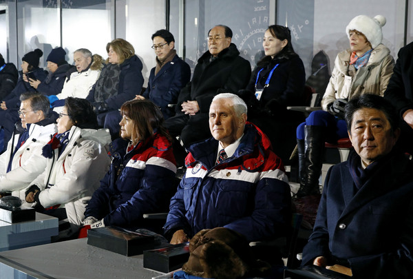 ▲美國副總統潘斯與夫人凱倫9日晚參加了平昌冬奧的開幕式。圖最右方是日本首相安倍晉三。潘斯的正後方是金與正。(圖／達志影像／美聯社)