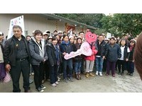 遇雨就漏水！寶島義工團「六日出動行善」　助弱勢父女起厝