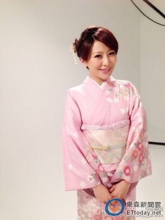 人妻佩甄日本和服照po微博 激怒大陆网友:讨厌你!