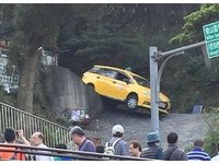 計程車「3分之2懸空」山路上！　碧山巖遊客伸手搶拍