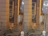 他心裡發毛直拍2張照片！廢墟柱後「2隻亮眼」緊盯　網：真的超毛