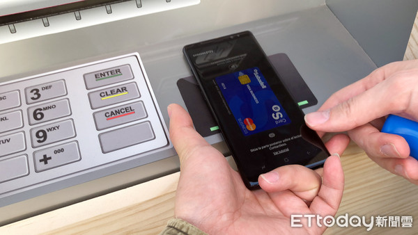 ▲直擊三星在Apple門市前打造的Samsung Pay Land的行動支付樂園。（圖／記者洪聖壹攝）