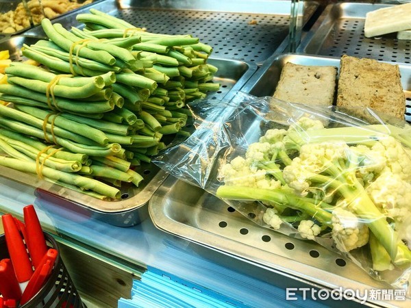 ▲鹽酥雞,蔬菜,夜市,小吃。（圖／記者曹悅華攝）