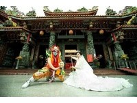 不一樣的「8+9」　婚紗照「畫臉譜+拿兵器」拍的超美