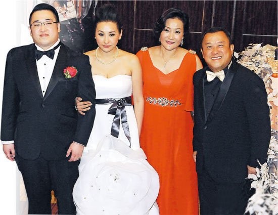 曾志伟娶媳,左起分别是曾志伟,现任妻子,儿媳张可蕙,小儿子曾国猷.