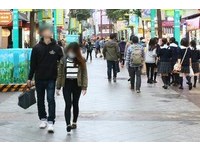 曖昧男沒幫揹包包 她發飆「別交女友」!正妹送218字勸世真心話