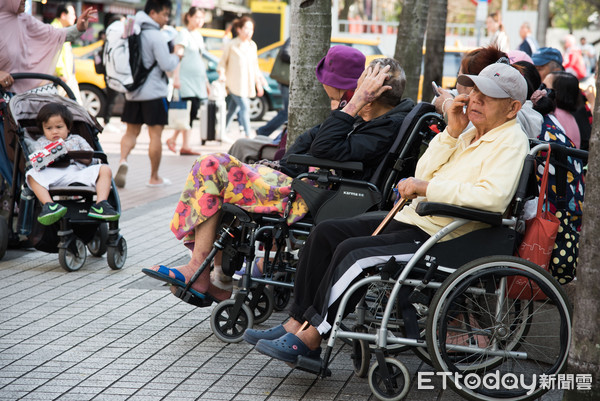 ▲▼老人,看護,輪椅,老人照護。（圖／記者季相儒攝）