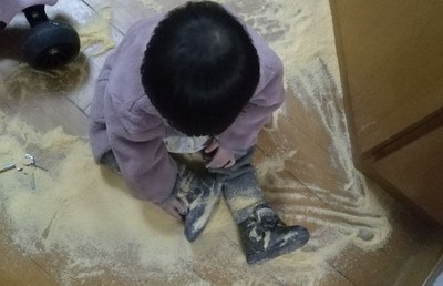 小孩安靜必有大事！媽上個廁所...女兒打翻奶粉「坐地上玩沙」