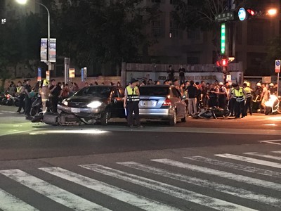 快訊／高雄瑞豐夜市連環車禍！男疑酒駕深夜衝撞5車　6人輕重傷