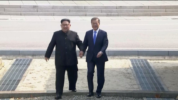 ▲南韓總統文在寅與北韓領導人金正恩世紀握手。（圖／路透社）