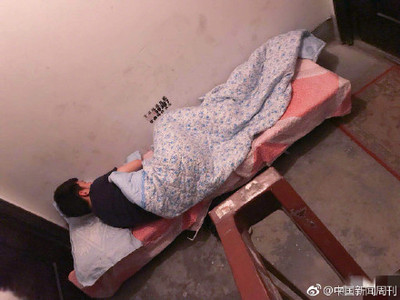 吵架把男友關門口過夜　房東太太一個舉動讓她心軟