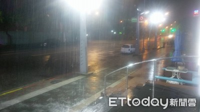 快訊／半夜閃電打雷不斷！北部突然大暴雨　氣象局發豪雨特報