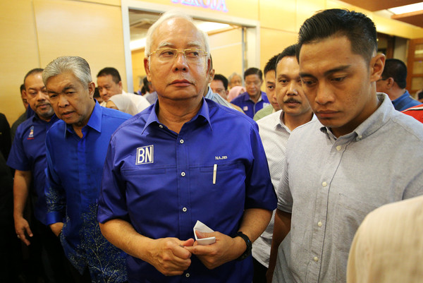 ▲▼ 馬來西亞現任總理納吉現身，準備召開記者會，預料將正式宣布敗選。（圖／路透社）