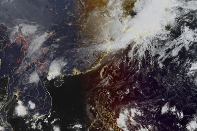 高溫飆33℃！多雲晴朗悶熱…午後零星陣雨　紫外線達「危險級」