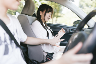 邊開車邊摸女學生肚子再伸大腿內側　狼師辯：關心她的體態