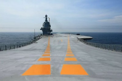 002型航母的小艦島設計　放飛殲-15縮短在60秒內？