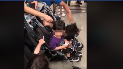 狂毆2歲童「後腦杓」撞扶手！捷運男失控影片曝光　萬名網友都怒了