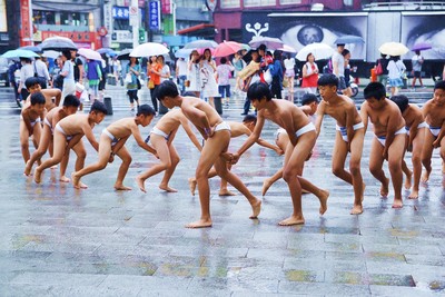 西門町暴雨奇景！突出現30位「丁字褲鮮肉」　遊客驚呆