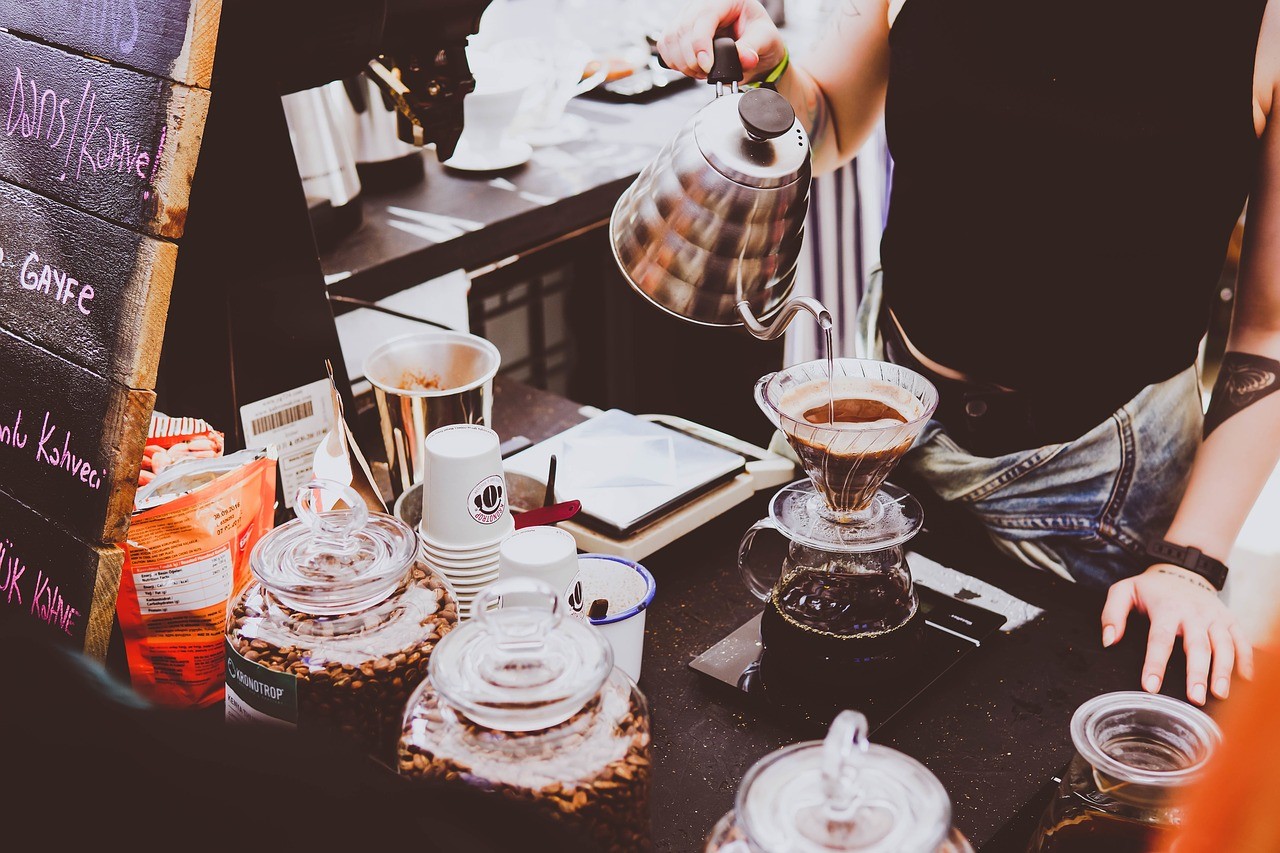 ▲服務生,服務業,咖啡廳,咖啡店,沖咖啡,櫃台。（圖／翻攝自pixabay）