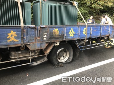 快訊／中山高林口火燒車　疑下坡路段載重煞車過熱引大火