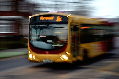 公車衝撞擁擠車站！司機揮刀狂奔「被攔就捅人」跳海逃逸…釀13傷