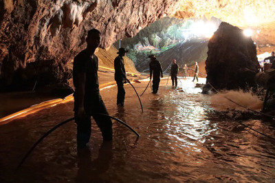 泰國洞穴救4人氧氣全耗光！暴雨將來襲…指揮官：水位上漲前救出