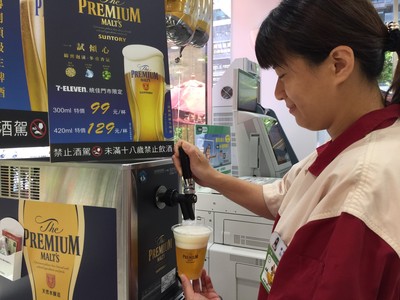 不用店員倒了！超商首台全自動生啤酒機來了　一杯300ml 99元