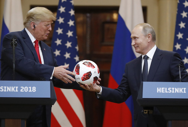 ▲周一的記者會上，俄羅斯總統普丁(右）親手把一個世足賽的足球送給川普。（圖／達志影像／美聯社）