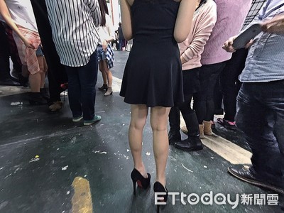 跨年前脫魯爽約會！他張手一抱女友「長條觸感好熟悉」　醉意全醒哭了