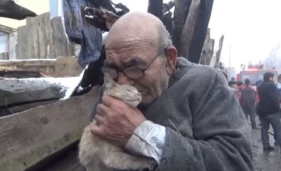 家中突失火！83歲爺見愛貓平安「緊擁落淚」：還好你沒事