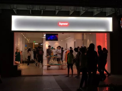 Supreme大陸深圳店開幕爆人潮　網友實地一看：這是什麼鬼…