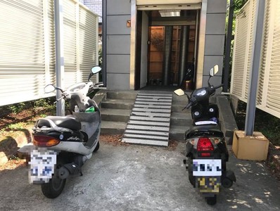 2機車亂停擋「往生室出入口」　網驚：直達地下2樓！