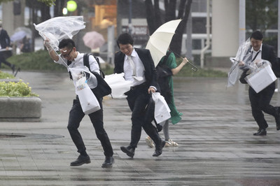 67年來首次！雲雀登陸日本「逆行貫穿」16人傷　警車被大浪捲走