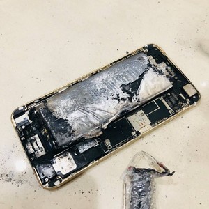 他自換iPhone電池「險燒掉屋子」 發勸戒文「千萬母湯啊」