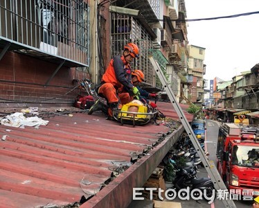 89歲老翁5樓跌落2樓遮陽板　竟是「倒垃圾」惹的禍