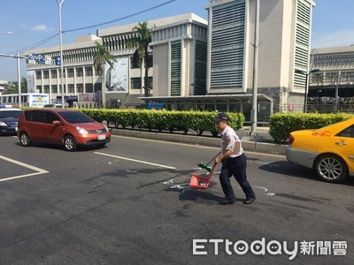 機車騎太快閃避不及撞前車　後方大貨車再追撞6機車