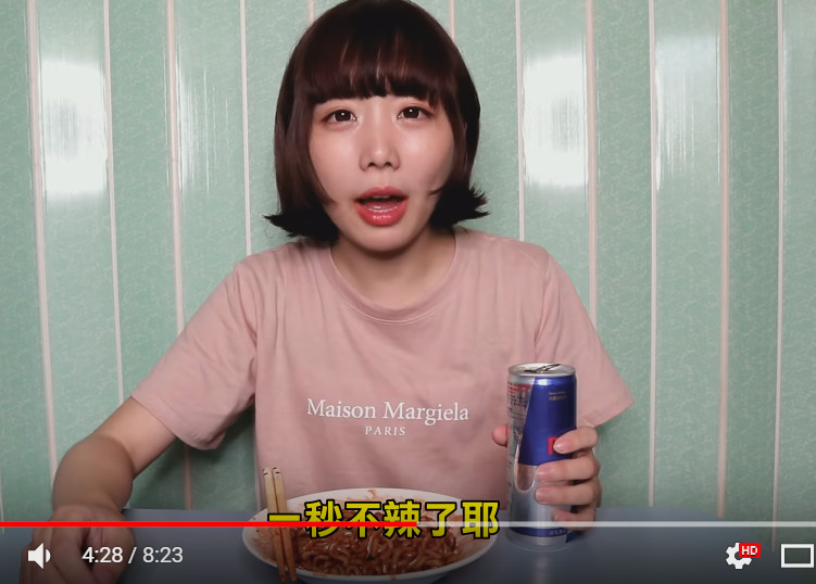 挑戰8倍辣泡麵！哪種飲料最解辣？（圖／翻攝自《那個女生Kiki》Youtube）