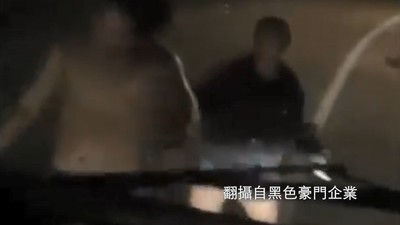 花蓮喪屍出沒？赤膊男咆哮揮拳隨機攻擊　友人扯褲拉不住