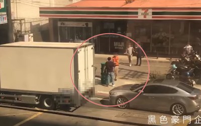 停車靠太近就生氣…惡霸駕駛暴打送貨員　影片讓網怒：肉搜讓他紅