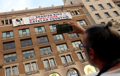 巴塞隆納恐攻1周年　獨派人士「倒掛國王照片」抗議：釋放政治犯