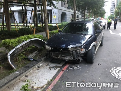 快訊／三重轎車車過彎失控撞機車　騎士噴飛進公園重傷