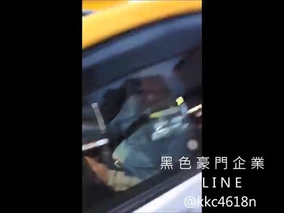 「載不載我？」正妹台北街頭隨機攔車　駕駛傻眼快閃