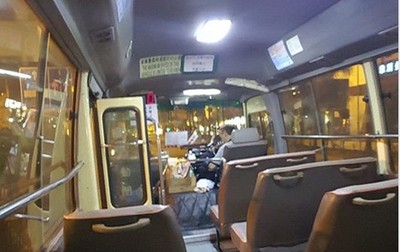 整車只有一個乘客　小巴司機大喊「差一個人到齊開車」嚇壞他