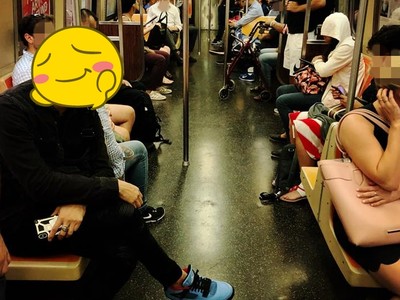 男神搭捷運「轉頭盯著看」　被拍正面照…女網友羞爆：受不了！