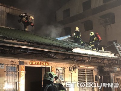 影／高雄毒蟲酒醉縱火燒屋燒車　1人逃出受傷