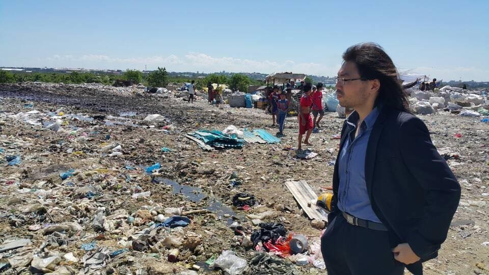 ▲楊海在菲律賓號稱掩埋場的垃圾傾倒場。（圖／翻攝自Facebook／楊海）