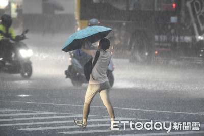 週末全台濕答答！中部以北越晚雨越大　3縣市大雨特報