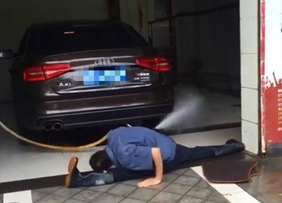 高手在民間！超狂大叔「一字馬」洗車　網：連內褲都濕了