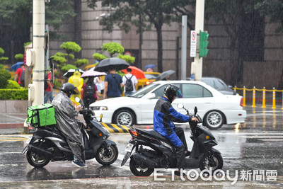 深夜變天夏轉冬！周二大雨熱區出爐降10度　吳德榮曝下波低溫：達強烈冷氣團