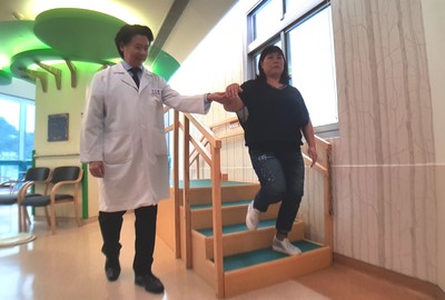 膝蓋疼痛跛行竟是「半月板破裂」　手術助矯正不用換人工關節